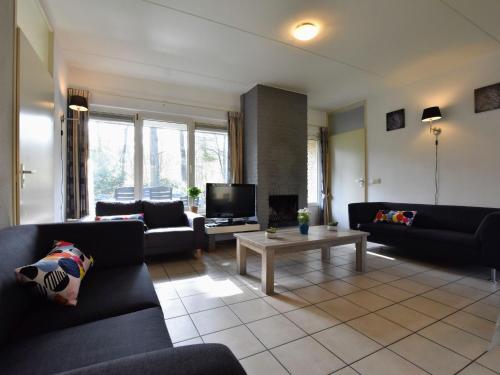 uma sala de estar com sofás e uma mesa de centro em Appealing Holiday Home in Guelders near Forest em Lochem