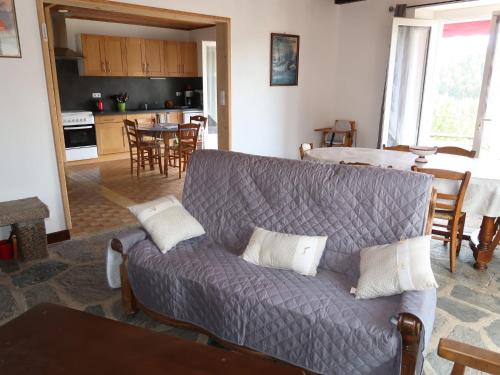 sala de estar con sofá y cocina en Holiday Home Les Confoulines by Interhome, en Usclades