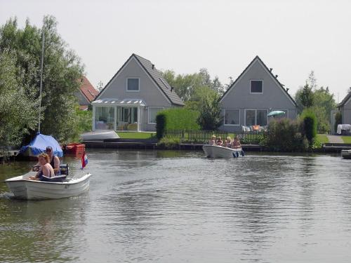 Gallery image of Comfy bungalow with a dishwasher, at the water in Medemblik