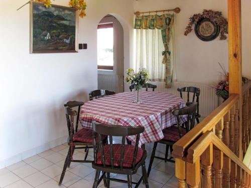 ein Esszimmer mit einem Tisch und Stühlen in der Unterkunft Holiday Home Csonka - ALD304 by Interhome in Balatonalmádi