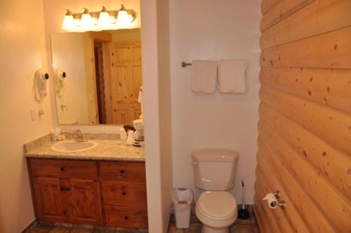 A bathroom at Bryce Country Cabins