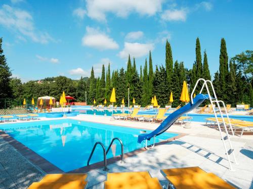 una piscina con scivolo in un resort di Holiday Home Bungalow A - AEG400 by Interhome a Villanova dʼAlbenga