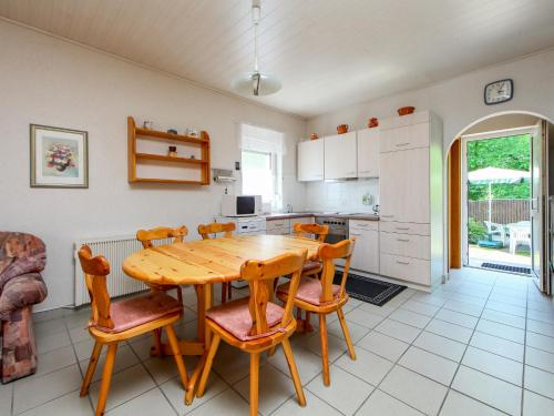 フォニョードにあるHoliday Home Freesia by Interhomeのキッチン(木製テーブル、椅子付)