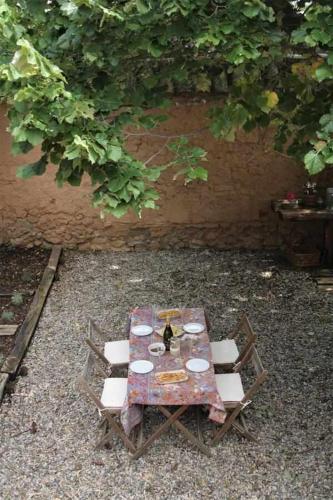 a table with chairs and a tableasteryasteryasteryasteryasteryasteryasteryasteryastery at Masia Olivera in Sant Pau dʼOrdal
