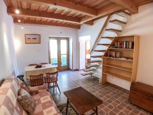 ein Wohnzimmer mit einer Wendeltreppe und einem Tisch in der Unterkunft Holiday Home Parkany 2 by Interhome in Bechyně