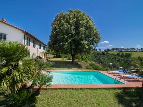 una imagen de una piscina frente a una casa en Holiday Home Podere le Valli by Interhome, en Riparbella