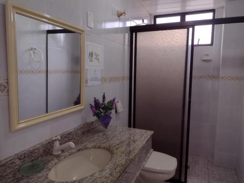 Ένα μπάνιο στο Apartamentos Capri Beach House Residencial Familiar