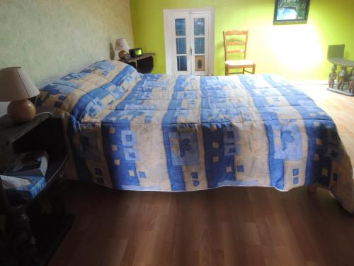 - une chambre avec un lit doté d'une couette bleue et blanche dans l'établissement gite le musee, à Villeneuve-Minervois