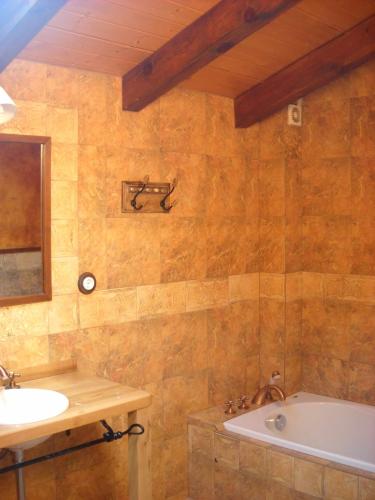 a bathroom with a sink and a bath tub at Casa Rural Casa Antiga in Los Santos