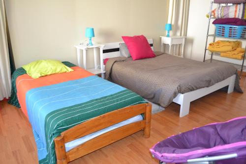 1 dormitorio con 2 camas y una falda en Chante-Cristal, en Target