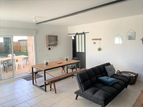 un salon avec une table et un canapé dans l'établissement La Commanderie des Templiers Gîte 4 étoiles, à Saint-Étienne-de-Brillouet