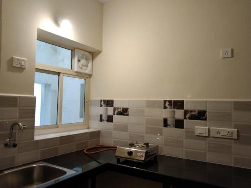 Köök või kööginurk majutusasutuses 1 BHK Apartment for rent in Varca - We Comforts