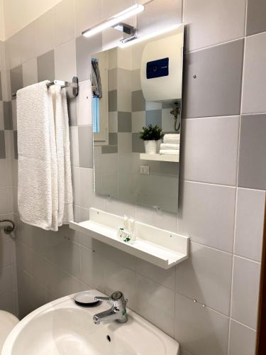a bathroom with a sink and a mirror at Casa Vacanza “Via Verde” in Rocca San Giovanni