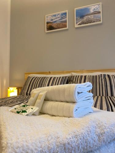 a pile of towels sitting on top of a bed at Casa Vacanza “Via Verde” in Rocca San Giovanni