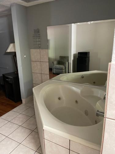 ein Bad mit einer großen Badewanne in einem Zimmer in der Unterkunft Stockbridge Inn in Stockbridge