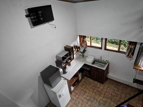 una vista aérea de una habitación con escritorio y TV en Cabaña Hamacas, en Cartago