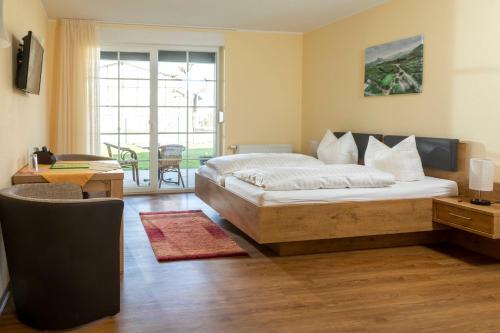 1 dormitorio con cama, mesa y ventana en Parkpension Spreewald, en Burg