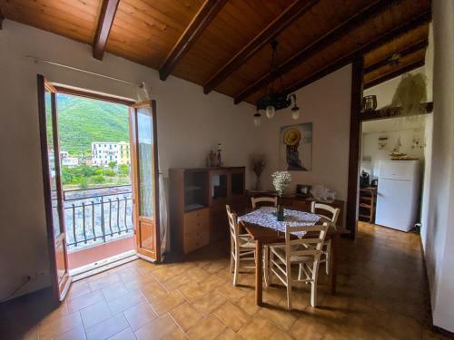 een keuken en eetkamer met een tafel en stoelen bij Casa Largo Taragio in Corniglia