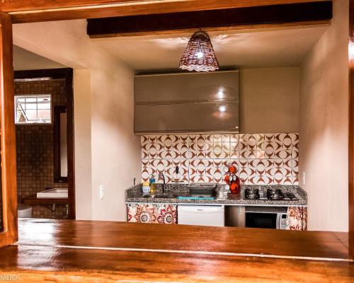 a kitchen with a stove and a counter top at Capim Canoa in Alto Paraíso de Goiás