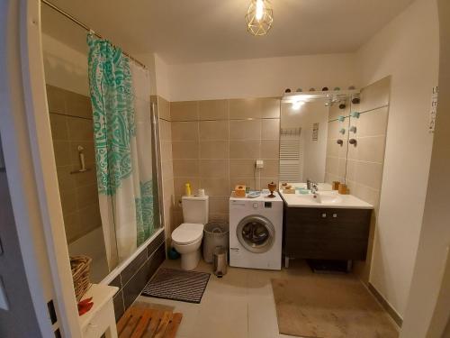 Photo de la galerie de l'établissement T2 clim parking, Entre Nature et Plage, à Hyères