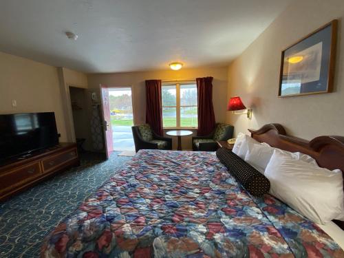 Habitación de hotel con cama y TV de pantalla plana. en Economy Lodge 682 Main St Sturbridge, en Sturbridge