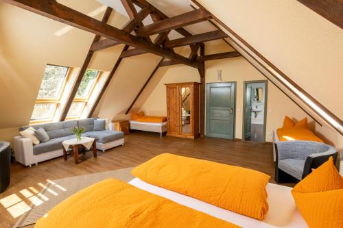 ein Schlafzimmer mit einem Bett und ein Wohnzimmer in der Unterkunft Pension Kräutermühlenhof Burg in Burg
