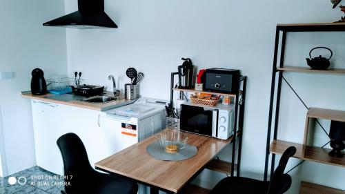 A kitchen or kitchenette at Perla