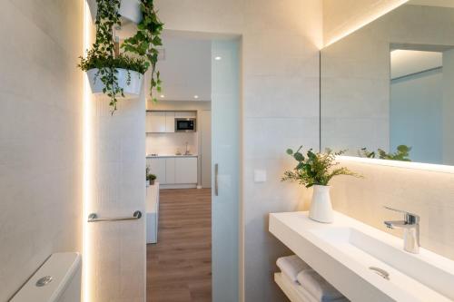 La salle de bains est pourvue d'un lavabo et d'un miroir. dans l'établissement Hotel Rural Tierras del Cid, à Quintanadueñas