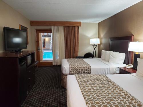 um quarto de hotel com duas camas e uma televisão de ecrã plano em Ramkota Hotel Pierre em Pierre