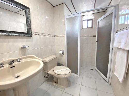 A bathroom at Hotel Paloma del Mar
