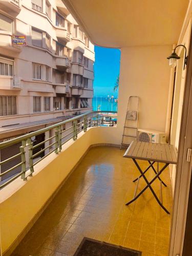 - Balcón con mesa y silla en un edificio en City center cute flat with sea view one bedroom, en Niza