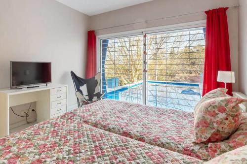 um quarto com uma cama e uma grande janela em LA ARMONIA em Córdoba