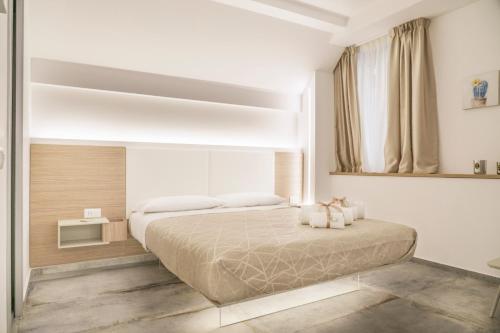 ein Schlafzimmer mit einem großen Bett in einem Zimmer in der Unterkunft Oasi del Golfo Suites B&B in Castellammare del Golfo