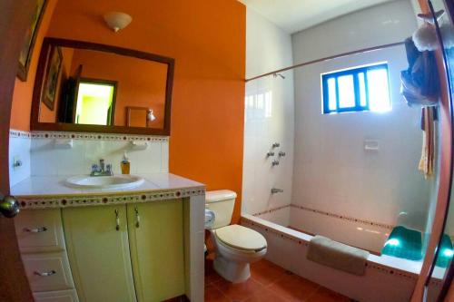 uma casa de banho com um lavatório, um WC e um chuveiro em Magnifica y comoda Villa 85 a 100 mts del Mar em Celestún