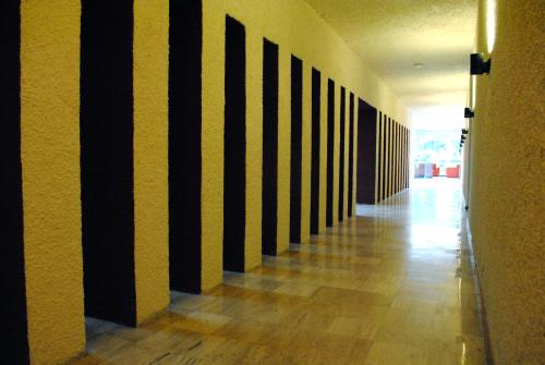 an empty hallway with black and white stripes on the wall at Cantalagua Inn in Atlacomulco de Fabela