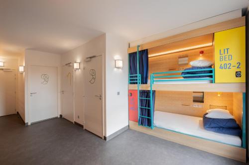 a room with two bunk beds in it at Auberge de jeunesse Hosho Paris Sud - Porte d'Italie in Le Kremlin-Bicêtre