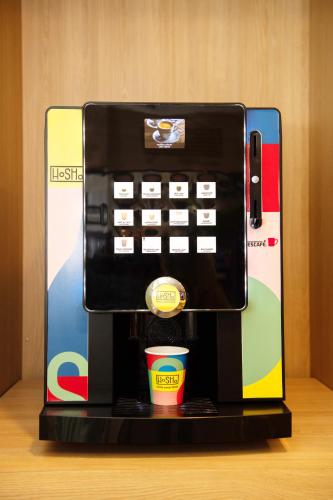 a coffee maker sitting on top of a table at Auberge de jeunesse Hosho Paris Sud - Porte d'Italie in Le Kremlin-Bicêtre