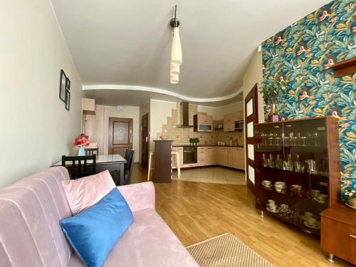 sala de estar con sofá y cocina en Apartament Fabian, en Władysławowo