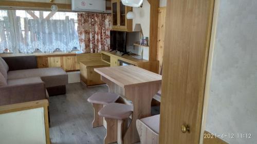 a small kitchen with a table and a dining room at Relax Nyaralóudvar in Szilvásvárad