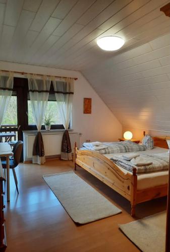 カッセルにあるプリヴァートツィマー ケーニッヒのベッドルーム(ベッド2台付)が備わる屋根裏部屋です。