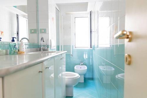 A bathroom at Cinque Maggio Home Di fronte a spiaggia e Ospedale