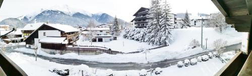 Family Friendly Chalet - Central with Beautiful Mountain Views v zimě