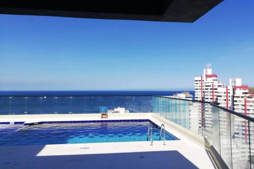 a swimming pool on the roof of a building at Apartamento en edificio full, Rodadero Santa Marta in Gaira