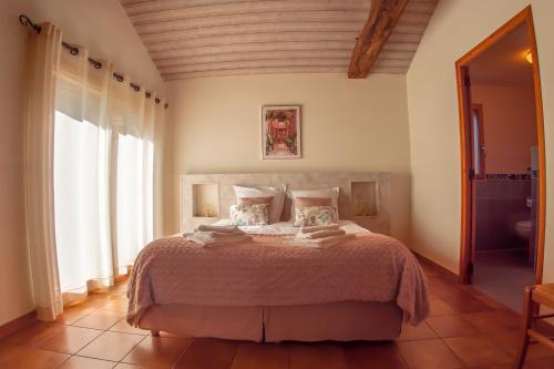Un pat sau paturi într-o cameră la L'Albatros à 15 min du PUY DU FOU