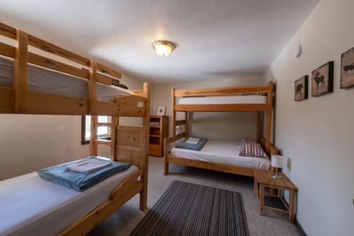 Двухъярусная кровать или двухъярусные кровати в номере Dreamcatcher Hostel