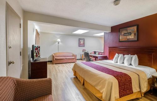 A bed or beds in a room at Red Roof Inn Hartford - Vernon