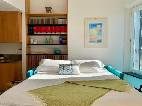 - une chambre avec un lit et une étagère dans l'établissement Il Ciasso' Romantic Seafront Escape, à Vernazza