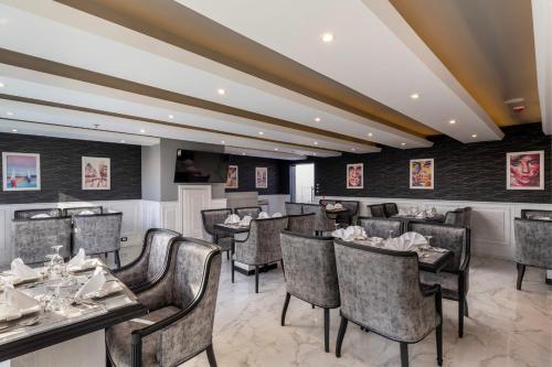 a restaurant with tables and chairs in a room at Royal Day Plaza Hotel in 6th Of October