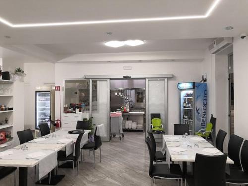 a dining room with tables and chairs in a restaurant at B&B Brezza Marina & Ristorante Shoreline in Pozzallo