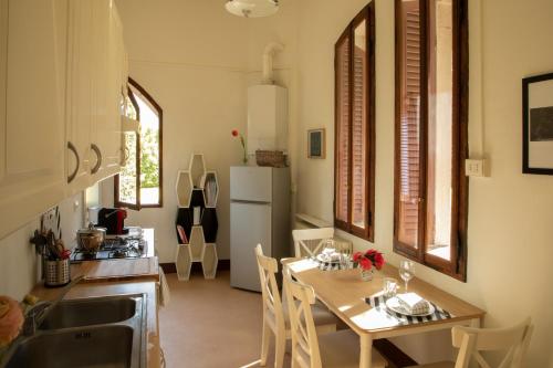 a kitchen and dining room with a table and chairs at Villino liberty in Cernobbio
